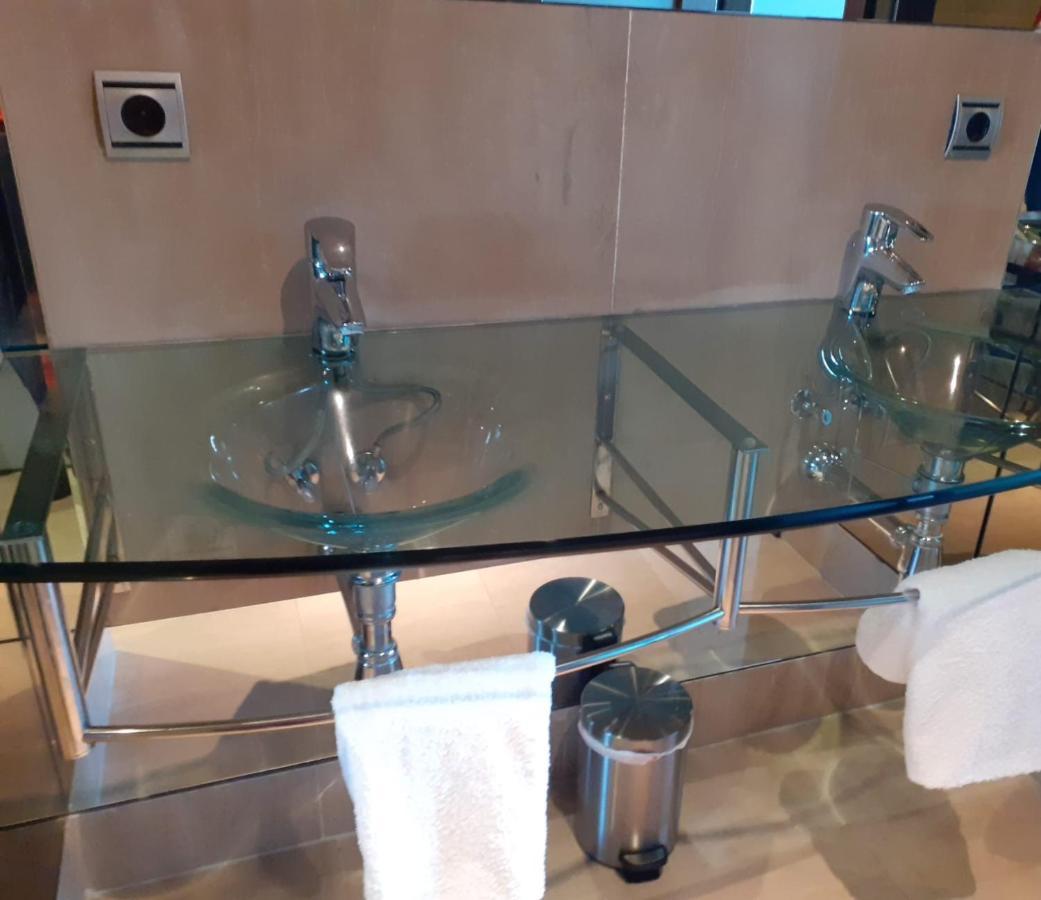 Bahia De La Plata Seafront Apartman Estepona Kültér fotó