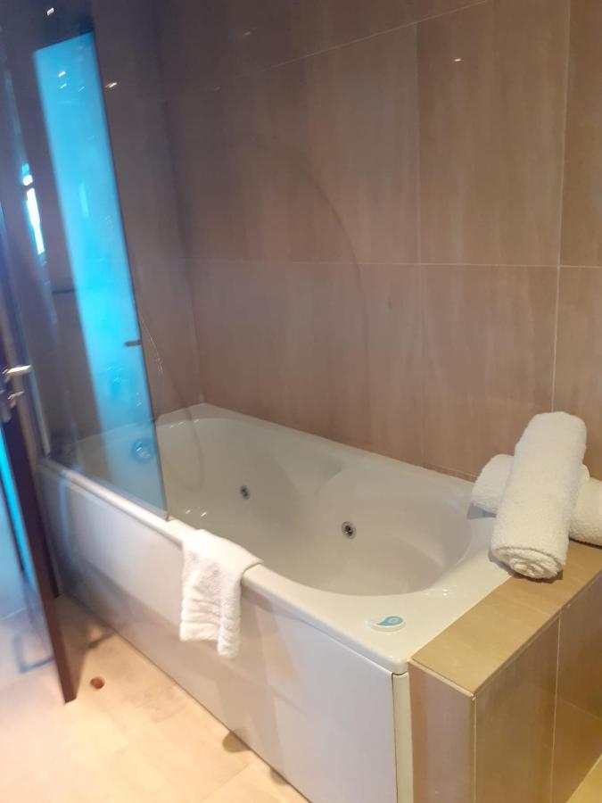 Bahia De La Plata Seafront Apartman Estepona Kültér fotó