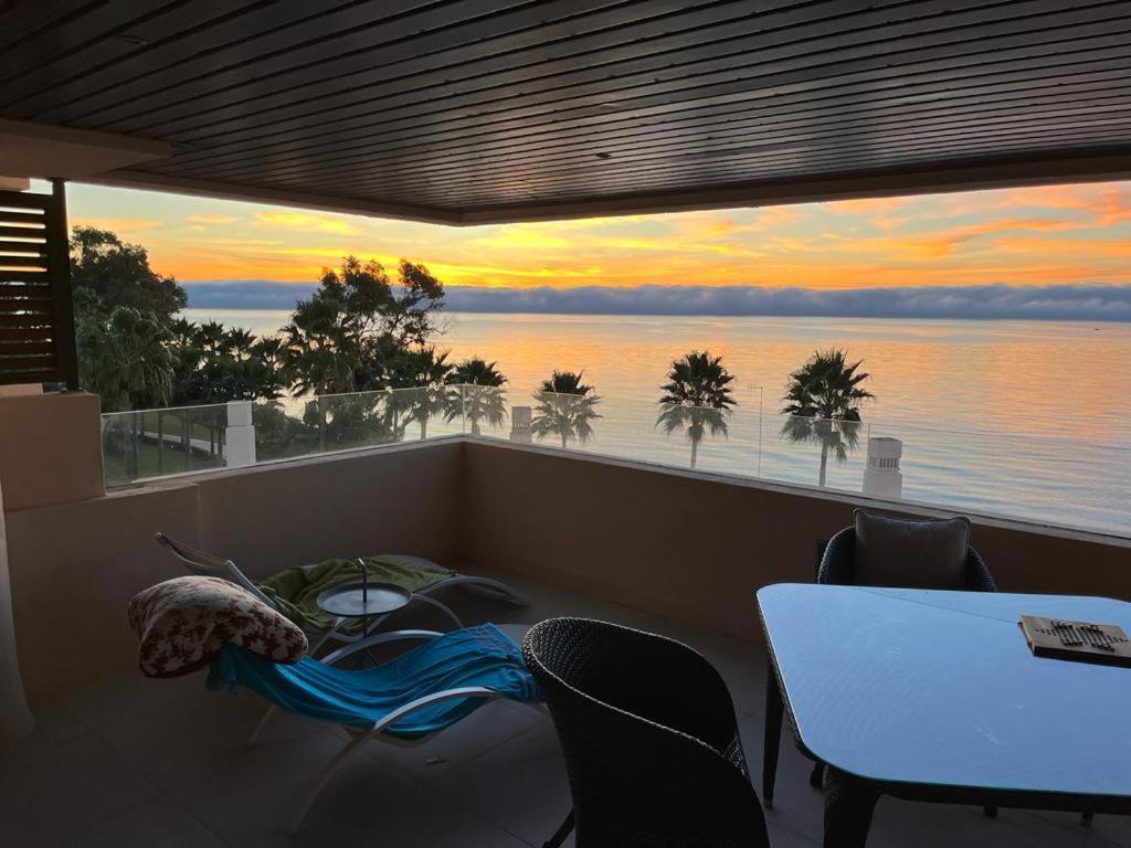 Bahia De La Plata Seafront Apartman Estepona Kültér fotó