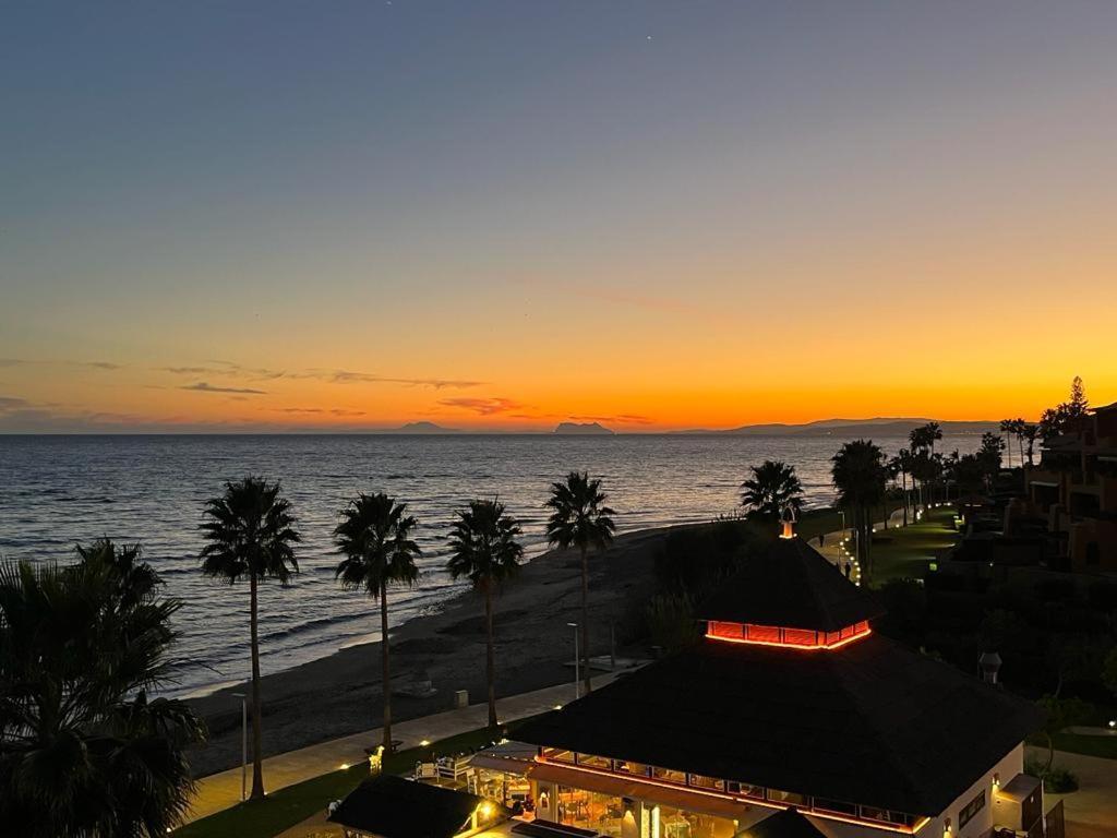 Bahia De La Plata Seafront Apartman Estepona Kültér fotó